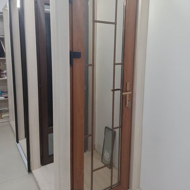 Пластиковые межкомнатные двери со стеклом